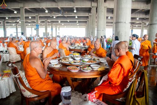 ภาพ No.325879:วันที่ 22 เมษายน พ.ศ.2569(วันคุ้มครองโลก) งานถวายมหาสังฆทาน 40,000 กว่าวัดทั่วประเทศ เจ้าหน้าที่ สาธุชน ร่วมใจจัดเตรียมภัตตาหารเพล (ชุด 2)