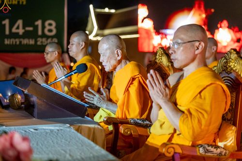 ภาพ No.297200:วันที่ 17 มกราคม พ.ศ. 2569 พิธีจุดประทีปถวายเป็นพุทธบูชา และบูชาธรรมมหาปูชนียาจารย์ (ภาพชุดที่ 2) ณ วัดโบสถ์บน ต.บางคูเวียง จ.นนทบุรี อนุสรณ์สถานลำดับที่ 4 สถานที่เกิดด้วยกายธรรม ในโครงการธรรมยาตรา กตัญญูบูชา มหาปูชนียาจารย์ พระมงคลเทพมุนี(สด จนฺทสโร) พร