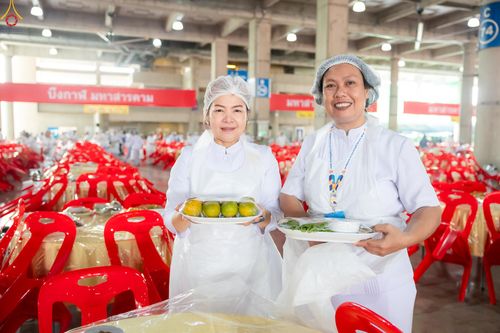 ภาพ No.325840:วันที่ 22 เมษายน พ.ศ.2569(วันคุ้มครองโลก) งานถวายมหาสังฆทาน 40,000 กว่าวัดทั่วประเทศ เจ้าหน้าที่ สาธุชน ร่วมใจจัดเตรียมภัตตาหารเพล (ชุด 2)