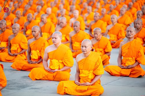 ภาพ No.285187:วันจันทร์ที่ 15 ธันวาคม พ.ศ.2568  บันทึกภาพหมู่ประวัติศาสตร์ โครงการบรรพชาอุปสมบทหมู่  รุ่นบูชาธรรมมหาปูชนียาจารย์ ประจำปี 2568 ณ ลานธรรมมหาธรรมกายเจดีย์ วัดพระธรรมกาย