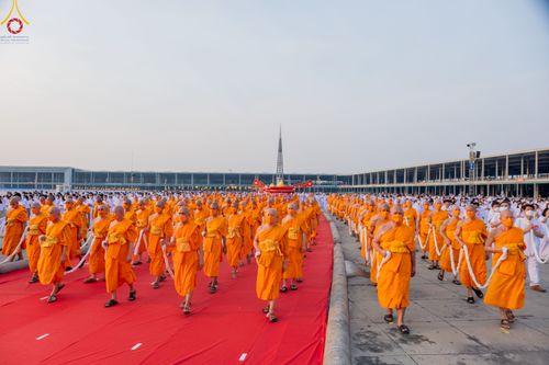 ภาพ No.79098:พิธีอัญเชิญองค์พระบรมพุทธเจ้า 24 องค์ เวียนประทักษิณรอบพระมหาธรรมกายเจดีย์ ณ วัดพระธรรมกาย  วันที่ 2 เมษายน พ.ศ. 2566