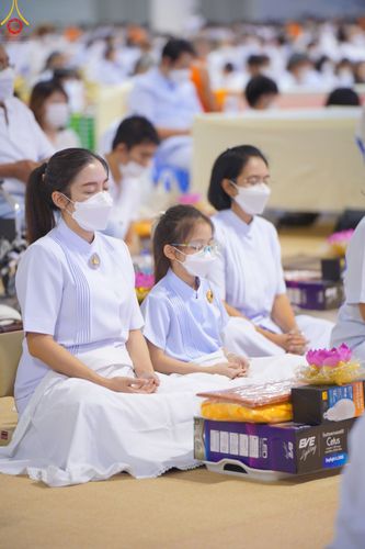 ภาพ No.84460:พิธีถวายผ้าอาบน้ำฝนและประทีปโคมไฟ ในวันอาสาฬหบูชา ณ ห้องแก้วสารพัดนึก 1 วัดพระธรรมกาย วันอังคารที่ 1 สิงหาคม พ.ศ. 2566