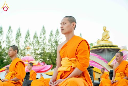 ภาพ No.290612:วันที่ 8 มกราคม พ.ศ. 2569 พระธรรมยาตราปฏิบัติธรรม และถ่ายภาพหมู่ประวัติศาสตร์ ในโครงการธรรมยาตรา กตัญญูบูชามหาปูชนียาจารย์ พระมงคลเทพมุนี(สด จนฺทสโร) พระผู้ปราบมาร อนุสรณ์สถาน 7 แห่ง ปีที่ 14 ณ อนุสรณ์สถานคลองบางนางแท่น อ.สามพราน จ.นครปฐม