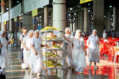 ภาพ No.325716:วันที่ 22 เมษายน พ.ศ.2569(วันคุ้มครองโลก) งานถวายมหาสังฆทาน 40,000 กว่าวัดทั่วประเทศ เจ้าหน้าที่ สาธุชน ร่วมใจจัดเตรียมภัตตาหารเพล (ชุด 2)