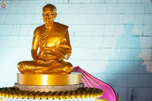 ภาพ No.290171:วันที่ 6 มกราคม พ.ศ. 2569 พิธีจุดประทีปถวายเป็นพุทธบูชา และบูชาธรรมมหาปูชนียาจารย์ (ภาพชุดที่ 2) ณ อนุสรณ์สถานมหาวิหารพระมงคลเทพมุนี (โลตัสแลนด์) อ.สองพี่น้อง จ.สุพรรณบุรี ในโครงการธรรมยาตรา กตัญญูบูชา มหาปูชนียาจารย์ พระมงคลเทพมุนี(สด จนฺทสโร) พระผู้ปรา