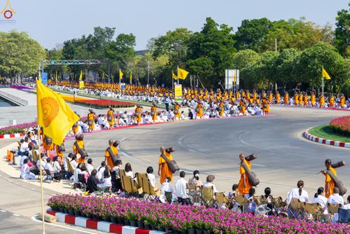 ภาพ No.304782:วันที่ 25 มกราคม พ.ศ. 2569 พิธีต้อนรับพระธรรมยาตรา (ภาพชุดที่ 2) รร.สามัคคีราษฏร์บำรุง-วัดพระธรรมกาย ในโครงการธรรมยาตรา กตัญญูบูชา มหาปูชนียาจารย์ พระมงคลเทพมุนี(สด จนฺทสโร) พระผู้ปราบมาร อนุสรณ์สถาน 7 แห่ง ปีที่ 14