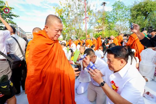 ภาพ No.313979:วันอาทิตย์ที่ 14 มีนาคม พ.ศ. 2569 ทำบุญเมืองหาดใหญ่ตักบาตรพระ 1,109 รูป เติมบุญใหญ่ หลังวิกฤตมหาอุทกภัย ณ ซุ้มประตูไชน่าทาวน์ ถนนศุภสารรังสรรค์ อ.หาดใหญ่ จ.สงขลา