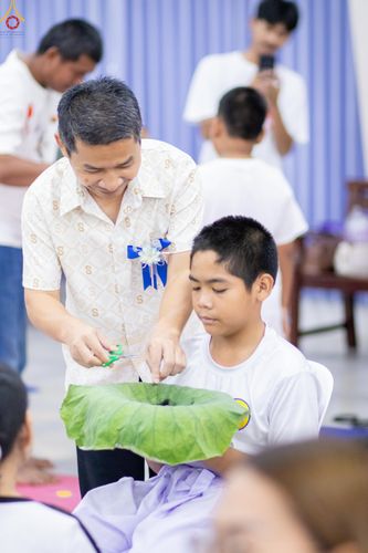 ภาพ No.320111:วันเสาร์ที่ 4 เมษายน 2569 พิธีตัดปอยผม ขอขมาผู้ปกครอง  มอบบาตร-ผ้าไตร และพิธีบรรพชาสามเณร 87 รูป  ณ ศูนย์ปฏิบัติธรรมระยอง(บ้านช่องลม)  ต.บางบุตร อ.บ้านค่าย จ.ระยอง