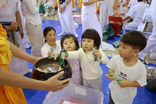 ภาพ No.318210:วันอาทิตย์ต้นเดือนที่ 5 เมษายน พ.ศ.2569 พิธีตักบาตร ณ บ้านแก้วเรือนทองคุณยายอาจารย์ฯ วัดพระธรรมกาย