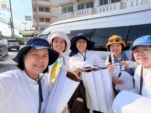 ภาพ No.300443:ภาพเบื้องหลังอาสาสมัครรวมใจ ชุดที่ 3 ในโครงการธรรมยาตรา กตัญญูบูชา มหาปูชนียาจารย์ พระมงคลเทพมุนี(สด จนฺทสโร) พระผู้ปราบมาร อนุสรณ์สถาน 7 แห่ง ปีที่ 14