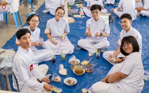 ภาพ No.83048:พิธีตักบาตร ณ บ้านแก้วเรือนทองคุณยายอาจารย์ฯ พิธีบูชาข้าวพระ ณ สภาธรรมกายสากล วัดพระธรรมกาย ในวันอาทิตย์ต้นเดือนที่ 2 ก.ค. พ.ศ.2566