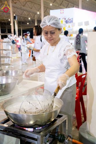 ภาพ No.287303:วันที่ 3 มกราคม พ.ศ.2569 พิธีถวายภัตตาหารเป็นสังฆทาน แด่พระธรรมยาตรา ณ วัดพระธรรมกาย  จังหวัดปทุมธานี ในโครงการธรรมยาตรา กตัญญูบูชา มหาปูชนียาจารย์ พระมงคลเทพมุนี(สด จนฺทสโร) พระผู้ปราบมาร อนุสรณ์สถาน 7 แห่ง ปีที่ 14