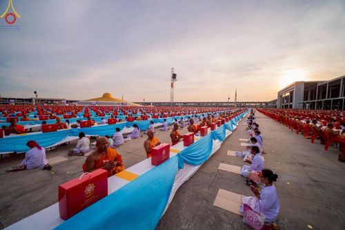 ภาพ No.221792:วันอังคารที่ 22 เมษายน พ.ศ. 2568 ภาพพิธีถวายมหาสังฆทานคณะสงฆ์ 40,000 กว่าวัดทั่วประเทศ เนื่องในวันคุ้มครองโลก ชุดที่ 2 (ปลื้มให้สมการรอคอย) ณ ลานธรรมพระมหาธรรมกายเจดีย์ วัดพระธรรมกาย