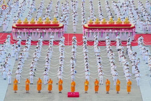 ภาพ No.79207:พิธีอัญเชิญองค์พระบรมพุทธเจ้า 24 องค์ เวียนประทักษิณรอบพระมหาธรรมกายเจดีย์ ณ วัดพระธรรมกาย  วันที่ 2 เมษายน พ.ศ. 2566