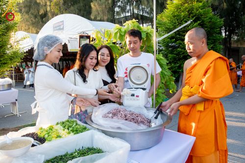 ภาพ No.288105:วันที่ 4 มกราคม พ.ศ. 2569 พิธีถวายภัตตาหารเป็นสังฆทาน แด่พระธรรมยาตรา ในโครงการธรรมยาตรา กตัญญูบูชา มหาปูชนียาจารย์ พระมงคลเทพมุนี(สด จนฺทสโร) พระผู้ปราบมาร อนุสรณ์สถาน 7 แห่ง ปีที่ 14 ณ อนุสรณ์สถานมหาวิหารพระมงคลเทพมุนี (โลตัสแลนด์) อ.สองพี่น้อง จ.สุพรร