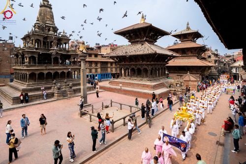 ภาพ No.313462:วันพฤหัสบดีที่ 12 มีนาคม พ.ศ. 2569 ขบวนแห่นาคธรรมทายาทในโครงการบรรพชาสามเณร 500 รูป  จาก นาคบาฮาล (Nagbahal) สู่จัตุรัสปาทัน (Patan Durbar Square) ประเทศเนปาล