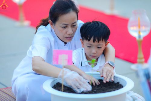 ภาพ No.90191:พิธีปลูกทรัพย์บานชื่น  เนื่องใน 139 ปี วันคล้ายวันเกิดด้วยรูปกายเนื้อ พระมงคลเทพมุนี (สด จนฺทสโร) พระผู้ปราบมาร วันอังคารที่ 10 ตุลาคม พ.ศ. 2566 ณ วัดพระธรรมกาย จ.ปทุมธานี