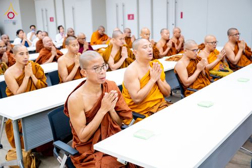 ภาพ No.323356:หลวงพ่อทัตตชีโว รองเจ้าอาวาสวัดพระธรรมกาย ถวายการต้อนรับปฏิสันถารคณะสงฆ์จากประเทศศรีลังกา