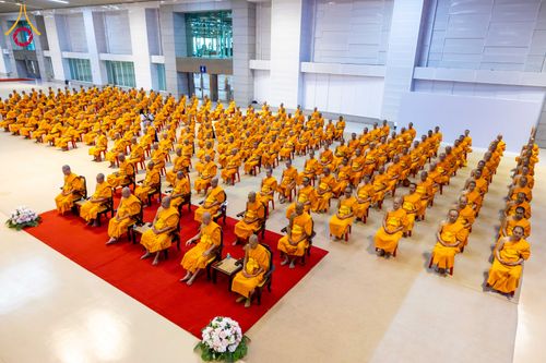 ภาพ No.284797:วันอาทิตย์ที่ 14 ธันวาคม พ.ศ.2568  พิธีปฏิบัติธรรม พิธีถวายภัตตาหารเป็นสังฆทาน พิธีมอบต้นสมบัติจักรพรรดิ ถวายแด่เจ้าอาวาสและประธานสงฆ์ 236 ศูนย์ส่งเสริมศีลธรรมทั่วโลก ณ สภาธรรมกายสากล วัดพระธรรมกาย