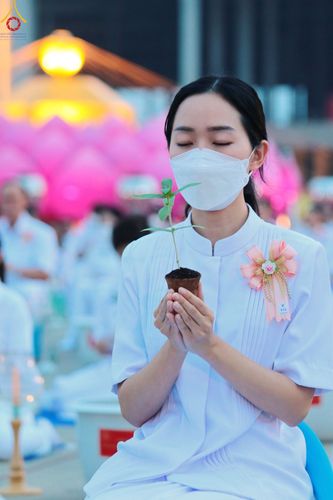 ภาพ No.90164:พิธีปลูกทรัพย์บานชื่น  เนื่องใน 139 ปี วันคล้ายวันเกิดด้วยรูปกายเนื้อ พระมงคลเทพมุนี (สด จนฺทสโร) พระผู้ปราบมาร วันอังคารที่ 10 ตุลาคม พ.ศ. 2566 ณ วัดพระธรรมกาย จ.ปทุมธานี