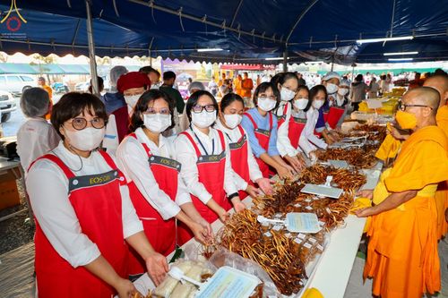 ภาพ No.74425:พิธีถวายภัตตาหารเป็นสังฆทาน แด่คณะพระธรรมยาตราฯ ในโครงการธรรมยาตรากตัญญูบูชา มหาปูชนียาจารย์ พระมงคลเทพมุนี(สด จนฺทสโร) พระผู้ปราบมาร อนุสรณ์สถาน 7 แห่ง ปีที่ 11 วันที่ 26 มกราคม พ.ศ. 2566