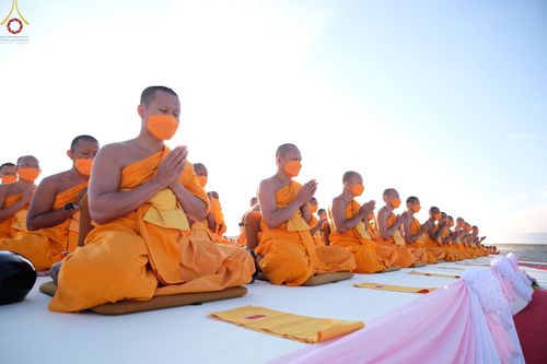 ภาพ No.74771:พิธีตักบาตรพระธรรมยาตราฯ ในโครงการธรรมยาตรากตัญญูบูชา มหาปูชนียาจารย์ พระมงคลเทพมุนี(สด จนฺทสโร) พระผู้ปราบมาร ปีที่ 11 ณ อนุสรณ์สถานลำดับที่ 5 สถานที่เผยแผ่วิชชาธรรมกายครั้งแรก อนุสรณ์สถานบางปลา วัดบางปลา อ.บางเลน จ.นครปฐม วันที่ 29 มกราคม พ.ศ. 2566