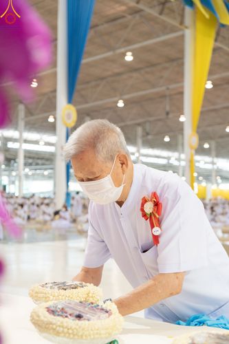 ภาพ No.83675:พิธีวางแผ่นจารึกชื่อและพิธีวางพวงมาลัยสักการะพระประธาน วันอาทิตย์ที่ 16 กรกฎาคม พ.ศ. 2566 ณ รัตนบัลลังก์ สภาธรรมกายสากล วัดพระธรรมกาย