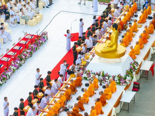 ภาพ No.284192:วันเสาร์ที่ 20 ธันวาคม พ.ศ.2568  พิธีตักบาตรพระ 10,000 รูป เนื่องในโอกาส 194 ปี จังหวัดกาญจนบุรี และอุทิศส่วนกุศลให้แด่บรรพชนทั้งหลาย บริเวณถนนสองแคว (Skywalk) เมืองกาญจนบุรี