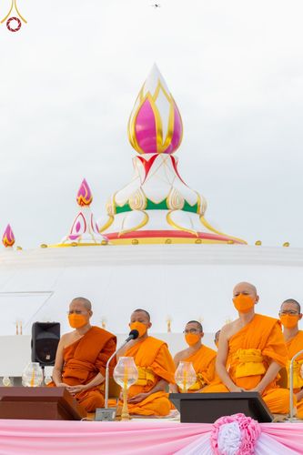 ภาพ No.70213:พิธีจุดประทีปถวายเป็นพุทธบูชา และบูชาธรรมมหาปูชนียาจารย์ ในโครงการธรรมยาตรากตัญญูบูชา มหาปูชนียาจารย์ พระมงคลเทพมุนี(สด จนฺทสโร) พระผู้ปราบมาร ปีที่ 11 ณ อนุสรณ์สถานลำดับที่ 2 สถานที่ตั้งมโนปณิธานบวชตลอดชีวิต อนุสรณ์สถานคลองบางนางแท่น อ.สามพราน จ.นครปฐม 