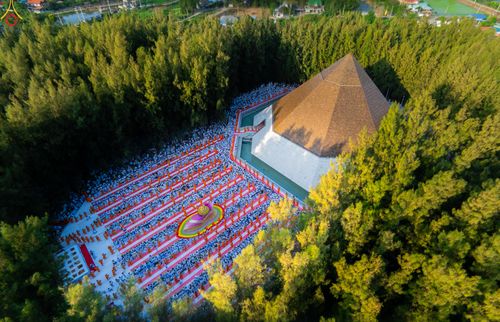 ภาพ No.289365:วันที่ 7 มกราคม พ.ศ. 2569 พิธีตักบาตรพระธรรมยาตรา ณ อนุสรณ์สถานลำดับที่ 1 สถานที่เกิดด้วยรูปกายเนื้อ อนุสรณ์สถานมหาวิหารพระมงคลเทพมุนี (โลตัสแลนด์) อ.สองพี่น้อง จ.สุพรรณบุรี ในโครงการธรรมยาตรา กตัญญูบูชา มหาปูชนียาจารย์ พระมงคลเทพมุนี(สด จนฺทสโร) พระผู้ป