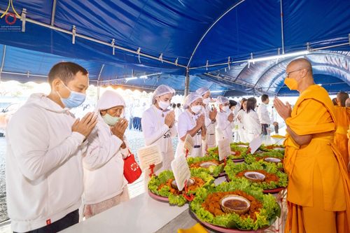 ภาพ No.74647:พิธีถวายภัตตาหารเป็นสังฆทาน แด่คณะพระธรรมยาตราฯ ในโครงการธรรมยาตรากตัญญูบูชา มหาปูชนียาจารย์ พระมงคลเทพมุนี(สด จนฺทสโร) พระผู้ปราบมาร อนุสรณ์สถาน 7 แห่ง ปีที่ 11 วันที่ 28 มกราคม พ.ศ. 2566