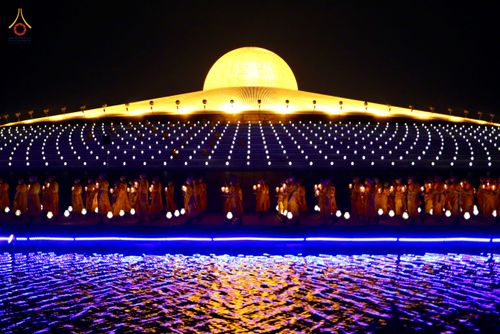 ภาพ No.81814:พิธีจุดวิสาขประทีปและเวียนประทักษิณ เนื่องในวันวิสาขบูชา วันเสาร์ที่ 3 มิถุนายน 2566 ณ ลานธรรมพระมหาธรรมกายเจดีย์ วัดพระธรรมกาย จ.ปทุมธานี