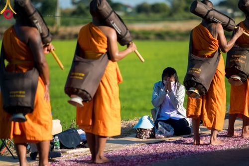 ภาพ No.106179:พิธีต้อนรับพระธรรมยาตรา ชุด 2 ในโครงการธรรมยาตรากตัญญูบูชา มหาปูชนียาจารย์  พระมงคลเทพมุนี(สด จนฺทสโร) พระผู้ปราบมาร  อนุสรณ์สถาน 7 แห่ง ปีที่ 12  วันที่ 3 มกราคม พ.ศ. 2567  ณ อนุสรณ์สถานโลตัสแลนด์ จ.สุพรรณบุรี