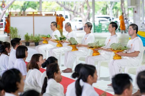 ภาพ No.338313:วันอาทิตย์ที่ 5 กรกฎาคม พศ.2569 พิธีตัดปอยผมธรรมทายาทนานาชาติ IDOP รุ่นที่ 21 จากประเทศจีน มาเลเซีย สิงคโปร์ และไต้หวัน ณ โถงช้าง วัดพระธรรมกาย