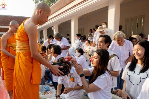 ภาพ No.297674:วันที่ 18 มกราคม พ.ศ. 2569 พิธีตักบาตรพระธรรมยาตรา ณ วัดโบสถ์บน ต.บางคูเวียง จ.นนทบุรี อนุสรณ์สถานลำดับที่ 4 สถานที่เกิดด้วยกายธรรม ในโครงการธรรมยาตรา กตัญญูบูชา มหาปูชนียาจารย์ พระมงคลเทพมุนี(สด จนฺทสโร) พระผู้ปราบมาร อนุสรณ์สถาน 7 แห่ง ปีที่ 14