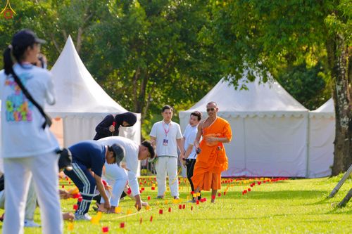 ภาพ No.330105:วันที่ 27-29 พฤษภาคม พ.ศ.2569 MBMI Tangerang (Majelis Agama Buddha Mahanikaya) ได้มีการเตรียมงานเพื่อจัดงานวิสาขบูชานานาชาติ  ชึ่งในงานจะมีการจุดประทีปโคมลาน โคมลอย กว่า 20,000 ดวง  เพื่อน้อมถวายเป็นพุทธบูชา และเพื่อเป็นการกระชับสัมพันธมิตรภาพ