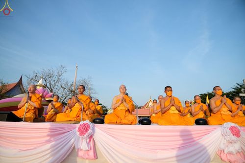 ภาพ No.72039:พิธีตักบาตรพระธรรมยาตราฯ ในโครงการธรรมยาตรากตัญญูบูชา มหาปูชนียาจารย์ พระมงคลเทพมุนี(สด จนฺทสโร) พระผู้ปราบมาร ปีที่ 11 ณ อนุสรณ์สถานลำดับที่ 3 สถานที่เกิดใหม่ในเพศสมณะ วัดสองพี่น้อง อ.สองพี่น้อง จ.สุพรรณบุรี วันที่ 18 มกราคม พ.ศ. 2566