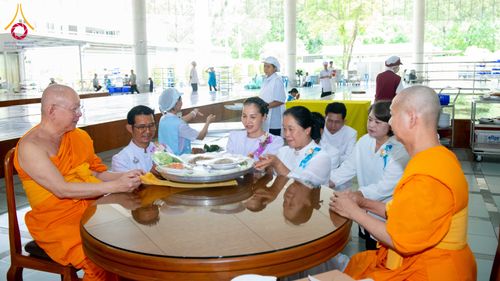 ภาพ No.326743:วันที่ 1 พฤษภาคม พ.ศ.2569 พิธีบุพเปตพลี ครั้งที่ 181 ร่วมอุทิศบุญแด่หมู่ญาติที่ล่วงลับไปแล้ว และสืบทอดอายุพระพุทธศาสนา ณ หอฉันคุณยายอาจารย์ฯ วัดพระธรรมกาย