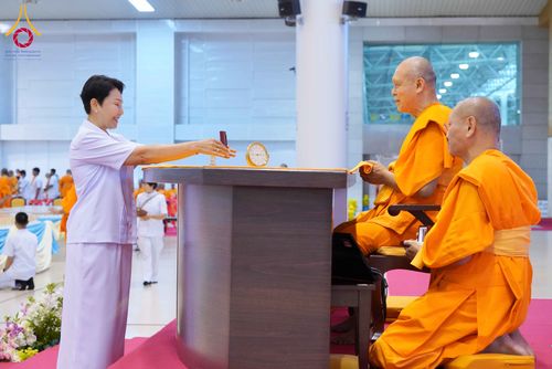 ภาพ No.338024:วันอาทิตย์ต้นเดือน 5 กรกฎาคม พ.ศ.2569 สัมมนาพิเศษ พิธีมอบพระของขวัญ ณ ห้องแก้วสารพัด1 วัดพระธรรมกาย