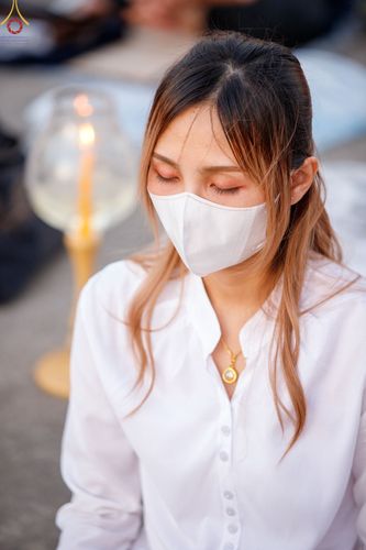 ภาพ No.73285:พิธีจุดประทีปถวายเป็นพุทธบูชา และบูชาธรรมมหาปูชนียาจารย์ ในโครงการธรรมยาตรากตัญญูบูชา มหาปูชนียาจารย์ พระมงคลเทพมุนี(สด จนฺทสโร) พระผู้ปราบมาร ปีที่ 11 ณ อนุสรณ์สถานลำดับที่ 4 สถานที่เกิดด้วยกายธรรม วัดโบสถ์ (บน) บางคูเวียง อ.บางกรวย จ.นนทบุรี วันที่ 21 