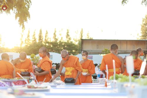 ภาพ No.69284:พิธีถวายภัตตาหารเป็นสังฆทาน แด่คณะพระธรรมยาตราฯ ในโครงการธรรมยาตราฯ ปีที่ 11 ณ อนุสรณ์สถานมหาวิหารพระมงคลเทพมุนี อ.สองพี่น้อง จ.สุพรรณบุรี วันที่ 4 และ 5 มกราคม พ.ศ. 2566