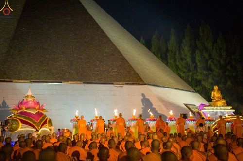 ภาพ No.69488:พิธีจุดประทีปถวายเป็นพุทธบูชา และบูชาธรรมมหาปูชนียาจารย์ ในโครงการธรรมยาตรากตัญญูบูชา มหาปูชนียาจารย์ พระมงคลเทพมุนี(สด จนฺทสโร) พระผู้ปราบมาร ปีที่ 11 ณ อนุสรณ์สถานมหาวิหารพระมงคลเทพมุนี อ.สองพี่น้อง จ.สุพรรณบุรี
