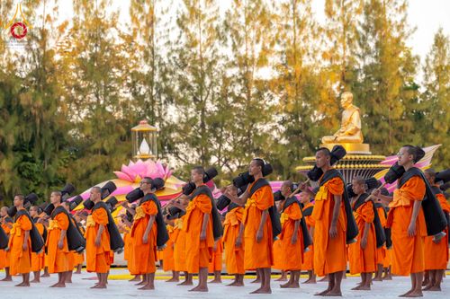 ภาพ No.290666:วันที่ 8 มกราคม พ.ศ. 2569 พระธรรมยาตราปฏิบัติธรรม และถ่ายภาพหมู่ประวัติศาสตร์ ในโครงการธรรมยาตรา กตัญญูบูชามหาปูชนียาจารย์ พระมงคลเทพมุนี(สด จนฺทสโร) พระผู้ปราบมาร อนุสรณ์สถาน 7 แห่ง ปีที่ 14 ณ อนุสรณ์สถานคลองบางนางแท่น อ.สามพราน จ.นครปฐม