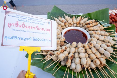 ภาพ No.293576:วันที่ 13 มกราคม พ.ศ. 2569 พิธีถวายภัตตาหารเป็นสังฆทาน แด่พระธรรมยาตรา ณ อนุสรณ์สถานมหาวิหารพระมงคลเทพมุนี (โลตัสแลนด์) อ.สองพี่น้อง จ.สุพรรณบุรี ในโครงการธรรมยาตรา กตัญญูบูชา มหาปูชนียาจารย์ พระมงคลเทพมุนี(สด จนฺทสโร) พระผู้ปราบมาร อนุสรณ์สถาน 7 แห่ง ปี