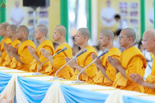 ภาพ No.330824:วันวิสาขบูชา อาทิตย์ที่ 31 พฤษภาคม พ.ศ.2569 พิธีบรรพชาสามเณรอุบาสก 11 ท่าน , พิธีถวายบาตรผ้าไตร และจตุปัจจัยไทยธรรม แด่สามเณร , พิธีอุปสมบทอุทิศชีวิต , พิธีกล่าวคำกัปปิยภัณฑ์  ณ อุโบสถพระไตรปิฎก วัดพระธรรมกาย จังหวัดปทุมธานี