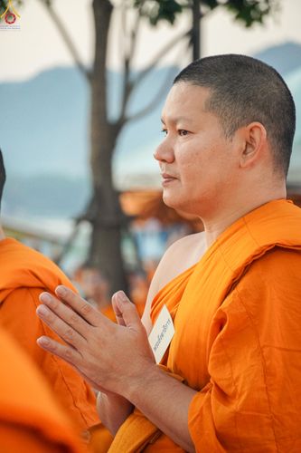 ภาพ No.282578:วันเสาร์ที่ 20 ธันวาคม พ.ศ.2568 พิธีตักบาตรพระ 10,000 รูป (ชุด 2) เนื่องในโอกาส 194 ปี จังหวัดกาญจนบุรี และอุทิศส่วนกุศลให้แด่บรรพชนทั้งหลาย บริเวณถนนสองแคว (Skywalk) เมืองกาญจนบุรี