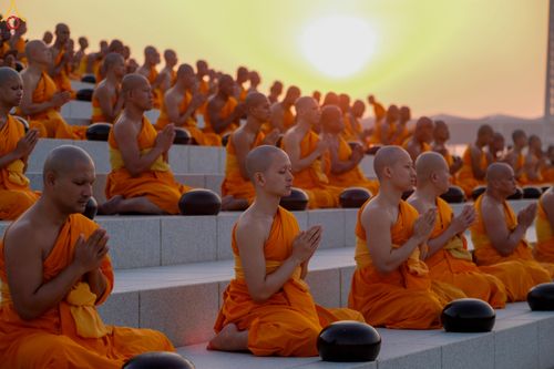 ภาพ No.279727:วันที่ 1 มกราคม พ.ศ.2569 พิธีตักบาตรในวันขึ้นปีใหม่ ณ ลานธรรม วัดพระธรรมกาย