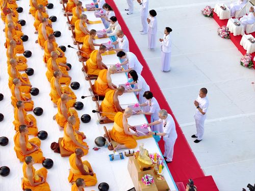 ภาพ No.302547:วันที่ 24 มกราคม พ.ศ. 2569 พิธีตักบาตรพระธรรมยาตรา ณ อนุสรณ์สถานลำดับที่ 5 สถานที่เผยแผ่วิชชาธรรมกายครั้งแรก อนุสรณ์สถานบางปลา วัดบางปลา อำเภอบางเลน จังหวัดนครปฐม ในโครงการธรรมยาตรา กตัญญูบูชา มหาปูชนียาจารย์ พระมงคลเทพมุนี(สด จนฺทสโร) พระผู้ปราบมาร อนุส