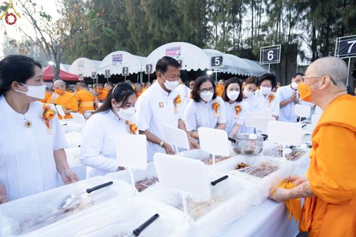 ภาพ No.71819:พิธีถวายภัตตาหารเป็นสังฆทาน แด่คณะพระธรรมยาตราฯ ในโครงการธรรมยาตรากตัญญูบูชา มหาปูชนียาจารย์ พระมงคลเทพมุนี(สด จนฺทสโร) พระผู้ปราบมาร อนุสรณ์สถาน 7 แห่ง ปีที่ 11 วันที่ 17 มกราคม พ.ศ. 2566