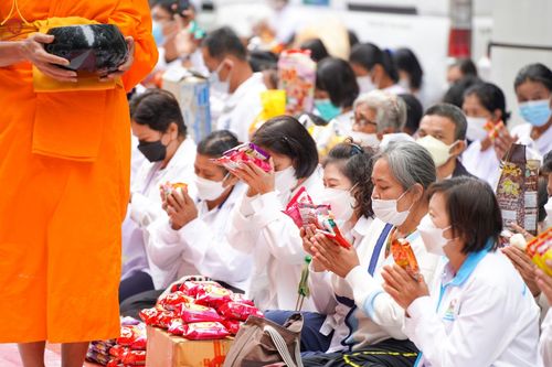 ภาพ No.69722:พิธีตักบาตรพระธรรมยาตราฯ ในโครงการธรรมยาตรากตัญญูบูชา มหาปูชนียาจารย์ พระมงคลเทพมุนี(สด จนฺทสโร) พระผู้ปราบมาร ปีที่ 11 ณ อนุสรณ์สถานลำดับที่ 1 สถานที่เกิดด้วยรูปกายเนื้อ อนุสรณ์สถานมหาวิหารพระมงคลเทพมุนี อ.สองพี่น้อง จ.สุพรรณบุรี
